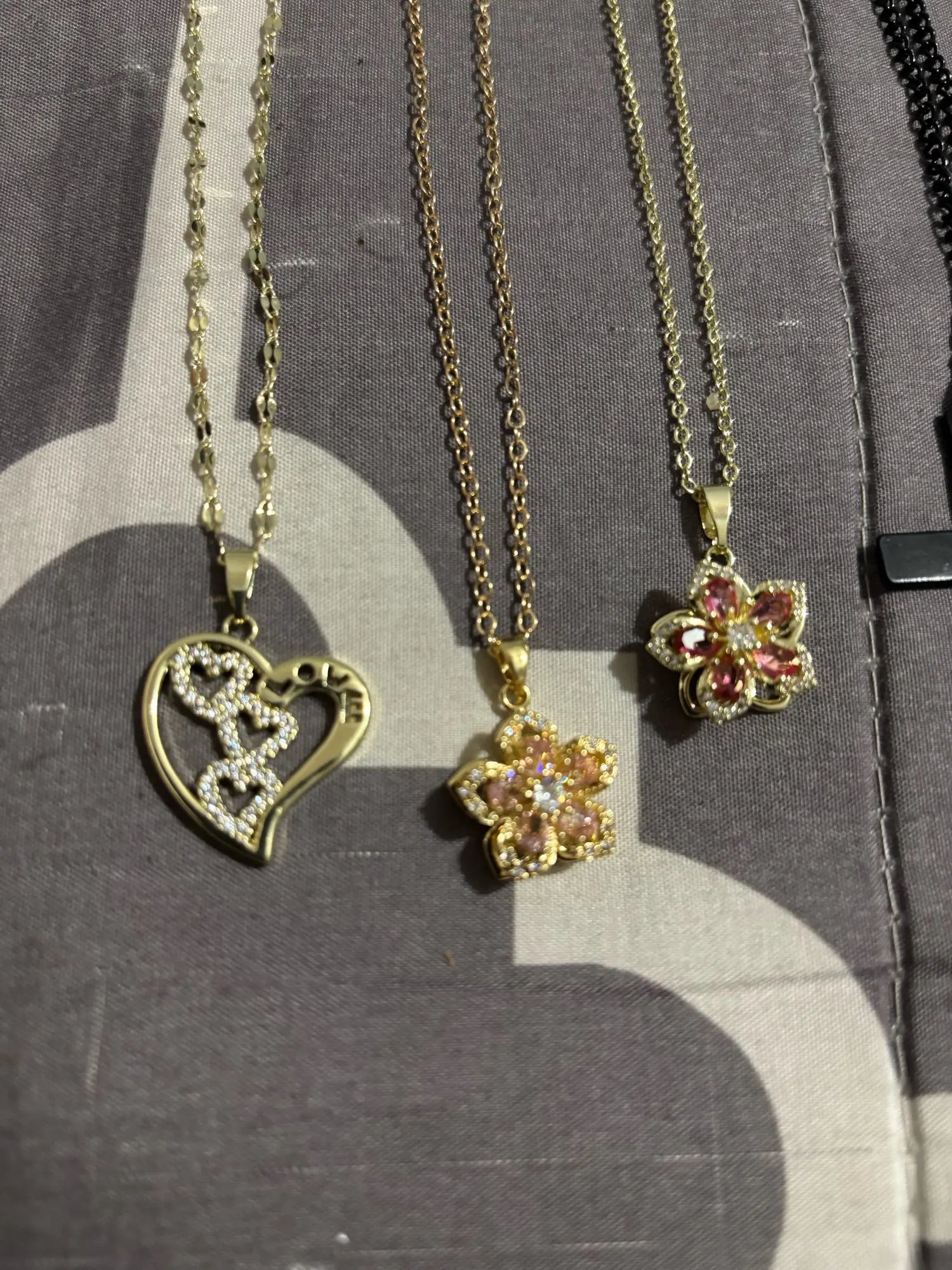 Customer comparison photo of rotating flower pendants